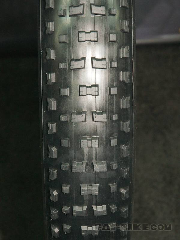 Tread pattern of the 4.7 x 26" Snowshoe from Vee Tire.