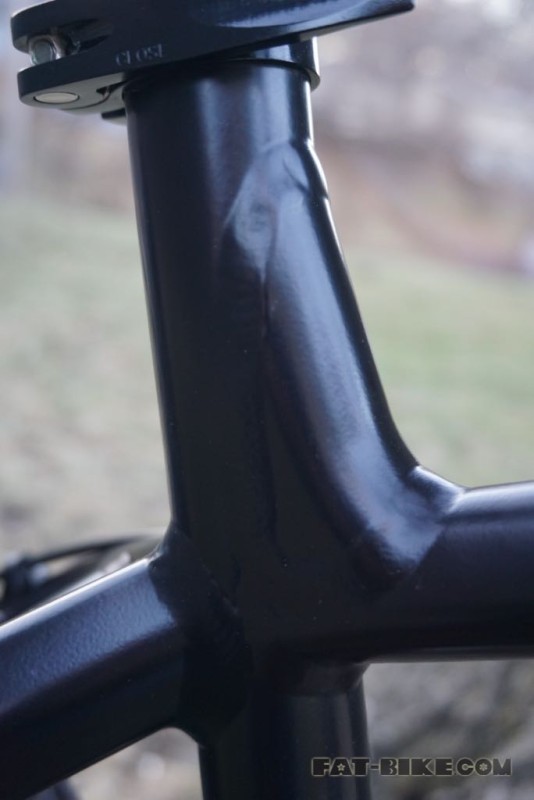 The dropped top tube design gives the Blizzard fantastic stand-over clearance. Note the ultra-smooth welds on the upper segment of the frame.
