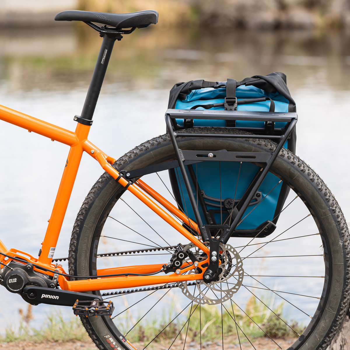 old man mountain divide xl bicycle rack with pannier